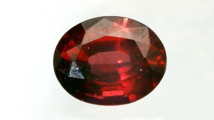 Roter Granat mit Facettenschliff. Aufnahme vom 13.05.2004. Foto: Harald Tittel dpa.