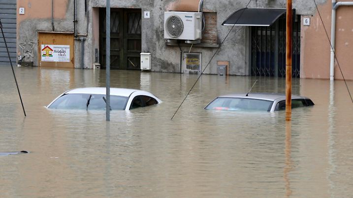 03.05.2023, Italien, Faenza: Autos stehen auf einer überschwemmten Straße im Wasser. In der italienischen Region Emilia-Romagna ist es nach heftigen Regenfällen zu teils dramatischen Überschwemmungen gekommen. Mindestens zwei Menschen starben, wie Medien am Mittwoch übereinstimmend berichteten. Foto: Michele Nucci/LaPresse/AP/dpa +++ dpa-Bildfunk +++