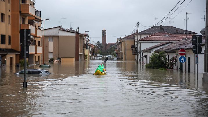 May 16, 2023, CESENA: A citizen with an inflatable kayak goes back and forth between the flooded houses to bring some people stuck in the house to dry land, in Cesena, Italy, 17 May 2023. A fresh wave of torrential rain is battering Italy, especially the northeastern region of Emilia-Romagna and other parts of the Adriatic coast. ANSA/MAX CAVALLARI CESENA PUBLICATIONxINxGERxSUIxAUTxONLY - ZUMAa110 20230516_zaf_a110_122 Copyright: xMaxxCavallarix