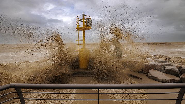 ROMAGNOLA RIVIERA: Rimini - the beach, the rivers, exceptional flooding puts the city to the test with waves 5 m high and the rivers on the overflowing wave - Rimini 16 May 2023 (Ph © Giorgio Salvatori) Editorial Usage Only / action press