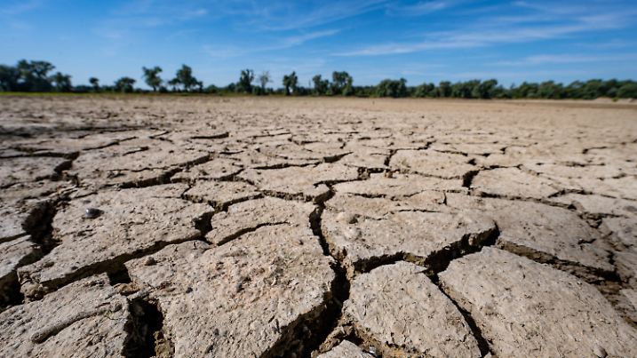 ARCHIV - 20.07.2022, Bayern, Mariaposching: Aufgerissen und ausgetrocknet ist eine Sandbank an der Niedrigwasser führenden Donau. Maßnahmen gegen den Klimawandel wie zum Beispiel eine sichere Wasserversorgung prägen die 100. Konferenz der Umweltministerinnen und -minister (UMK) am 11. und 12. Mai auf dem Petersberg bei Bonn (Zu dpa: «Umweltminister reden auf 100. Konferenz über Folgen der Klimakrise») Foto: Armin Weigel/dpa +++ dpa-Bildfunk +++