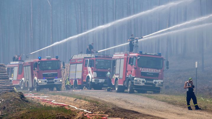 ARCHIV - 01.07.2019, Mecklenburg-Vorpommern, Alt Jabel: Feuerwehrleute löschen in der Nähe der evakuierten Ortschaft Alt Jabel einen großflächigen Waldbrand. Wegen des Brands auf dem ehemaligen Truppenübungsplatz bei Lübtheen in Mecklenburg-Vorpommern mussten im Sommer 2019 Hunderte Menschen ihre Wohnungen verlassen. Fachleute erwarten infolge des Klimawandels künftig mehr Waldbrände.(zu dpa-lmv: «Fachleute erwarten mehr Waldbrände») Foto: Jens Büttner/zb/dpa +++ dpa-Bildfunk +++