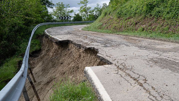 Foto IPP/Damiano Fiorentini Emilia Romagna 18/05/2023 Maltempo in Emilia Romagna i danni causati dall alluvione frane e smottamenti vallata del Santerno nella foto: la strada del Gesso a Fontanelice franata e impraticabile Italy Photo Press World Copyright *** Photo IPP Damiano Fiorentini Emilia Romagna 18 05 2023 Bad weather in Emilia Romagna the damage caused by the flood landslides and mudslides Santerno valley in the photo the Gesso road in Fontanelice landslide and impassable Italy Photo Press World Copyright PUBLICATIONxNOTxINxITAxFIN 0