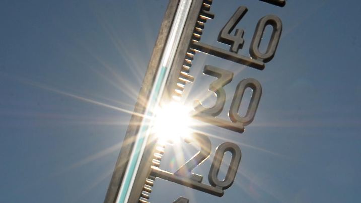 ARCHIV - ILLUSTRATION - Ein Thermometer zeigt am 18.08.2012 in Stuttgart am Südhang eines Weinberges bereits am Vormittag 36 Grad Celsius an. Der Deutsche Wetterdienst stellt seine Prognose zu Folgen des Klimawandels für Stuttgart vor. (zu dpa "Hitze im Kessel: Wie sich Stuttgart auf den Klimawandel einstellt" vom 13.06.2017) Foto: Franziska Kraufmann/dpa +++(c) dpa - Bildfunk+++