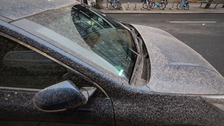 16.03.2022, Baden-Württemberg, Stuttgart: Ein Auto ist in der Innenstadt von rötlichem Staub bedeckt. Südwestwinde haben Wüstensand aus der Sahara zu uns geweht. Leichte Niederschläge führen bei der Wetterlage zu «Blutregen», wobei der Sand ausgewaschen wird und sich auf Autos oder Gartenmöbeln niederschlägt. Foto: Marijan Murat/dpa +++ dpa-Bildfunk +++