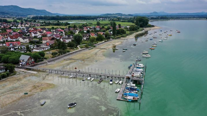 ARCHIV - 18.08.2022, Baden-Württemberg, Iznang am Bodensee: ACHTUNG: DIESER BEITRAG DARF NICHT VOR DER SPERRFRIST, 18. Mai, 20 UHR, VERÖFFENTLICHT WERDEN! EIN BRUCH DES EMBARGOS KÖNNTE DIE BERICHTERSTATTUNG ÜBER STUDIEN EMPFINDLICH EINSCHRÄNKEN. Mehrere Boote liegen im Hafen von Iznang. Der Großteil der Boote am Steg wurde aber damals herausgenommen. Durch das Niedrigwasser des Bodensees konnte auch das Kursschiff nicht mehr am Steg von Iznang anlegen. (Aufnahme mit Drohne). (Zu dpa "Studie: Über die Hälfte der weltweit größten Seen verliert Wasser") Foto: Felix Kästle/dpa +++ dpa-Bildfunk +++