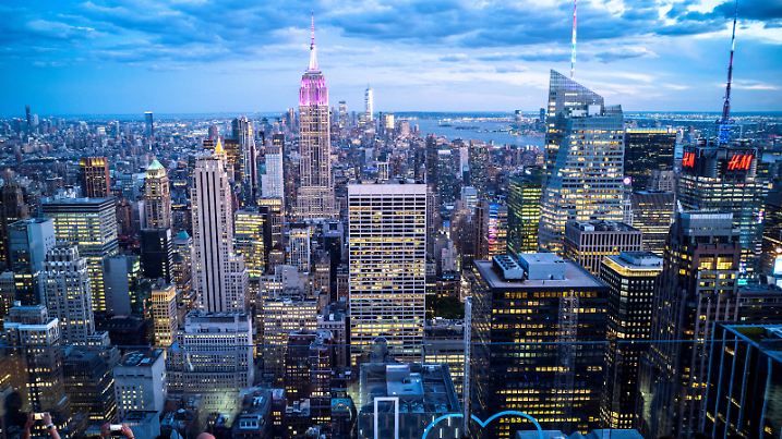 FILE PHOTO: People enjoy the Manhattan skyline during sunset, from the Top of the Rock observation deck, at Rockefeller Center, in New York, U.S., June 28, 2022. REUTERS/Athit Perawongmetha/File Photo/File Photo