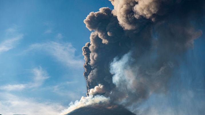 ARCHIV - 04.07.2021, Italien, Ätna: Eine Aschewolke ist während eines Ausbruchs des Ätna, dem größtem aktiven Vulkan in Europa, zu sehen. (zu dpa "Erhöhte Aktivität des Ätnas auf Sizilien - Flughafen geschlossen") Foto: Salvatore Allegra/AP/dpa +++ dpa-Bildfunk +++