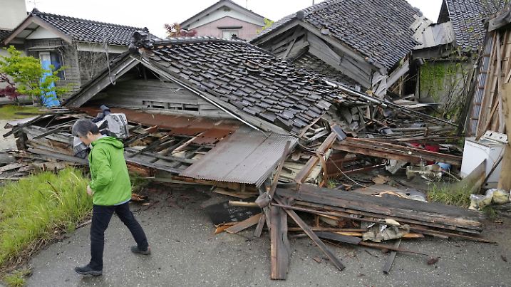 06.05.2023, Japan, Suzu: Ein durch ein Erdbeben beschädigtes Haus. Bei einem starken Beben an der Westküste Japans ist ein Mensch ums Leben gekommen. Zwölf Menschen hätten leichte Verletzungen erlitten, berichtete die japanische Nachrichtenagentur Kyodo am Freitag unter Berufung auf die Behörden. Einige Gebäude in der am stärksten betroffenen Präfektur Ishikawa seien eingestürzt. Die nationale Wetterbehörde gab die Stärke laut Kyodo vorläufig mit 6,5 an. Foto: Uncredited/Kyodo News/AP/dpa - ACHTUNG: Nur zur redaktionellen Verwendung und nur mit vollständiger Nennung des vorstehenden Credits +++ dpa-Bildfunk +++