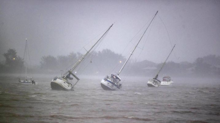28.09.2022, USA, Venice: Segelboote, die in der Roberts Bay vor Anker liegen, werden von schnellen Winden umhergeweht. Hurrikan «Ian» hat auf seinem Weg in Richtung Florida weiter an Kraft zugenommen. Mit Windgeschwindigkeiten von bis zu 220 Stundenkilometern gilt der Sturm im Golf von Mexiko nun als Hurrikan der zweithöchsten Kategorie. Foto: Pedro Portal/El Nuevo Herald via ZUMA Press/dpa +++ dpa-Bildfunk +++