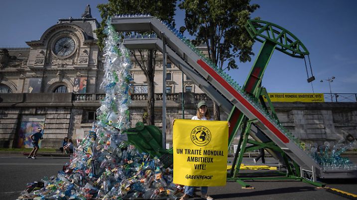 27.05.2023, Frankreich, Paris: Shailene Woodley, Schauspielerin aus den USA, steht neben einer riesigen Kunstinstallation mit dem Titel «Perpetual Plastic Machine» (Ewige Plastikmaschine) vor den Gesprächen über einen globalen Plastikvertrag. Verhandlungsführer aus aller Welt treffen sich bei der UNESCO in Paris zu einer zweiten Gesprächsrunde mit dem Ziel, 2024 einen globalen Vertrag zur Bekämpfung der Plastikverschmutzung abzuschließen. Foto: Aurelien Morissard/AP/dpa +++ dpa-Bildfunk +++