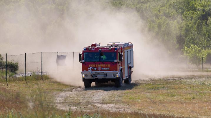 Waldbrand in Jüterbog - Löschflugzeuge im Einsatz, Bei dem Waldbrand bei Jüterbog verschärfte der aufkommende Wind und die warmen Temperaturen am Freitagnachmittag die Lage am Brandort.Um den Brand der auf einer Munitionsverdachtsfläche liegt, im unwegsamen Gelände zu bekämpfen, waren den ganzen Freitag bis Sonnenuntergang über zwei Löschflugzeuge aus dem Landkreis Harz Sachsen-Anhalt im Einsatz. Sie wurden am Flugplatz in Schönhagen Teltow-Fläming durch die örtliche Feuerwehr mit Wasser gefüllt. Pro Flug können die Maschinen laut einem Sprecher bis zu 2.200 Liter über der Brandstelle abwerfen. Der Feuer hatte sich im Laufe des Tages auf ca. 35 Hektar ausgedehnt. Trebbin Brandenburg Deutschland *** Forest fire in Jüterbo