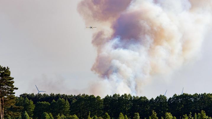 Waldbrand in Jüterbog - Löschflugzeuge im Einsatz, Bei dem Waldbrand bei Jüterbog verschärfte der aufkommende Wind und die warmen Temperaturen am Freitagnachmittag die Lage am Brandort.Um den Brand der auf einer Munitionsverdachtsfläche liegt, im unwegsamen Gelände zu bekämpfen, waren den ganzen Freitag bis Sonnenuntergang über zwei Löschflugzeuge aus dem Landkreis Harz Sachsen-Anhalt im Einsatz. Sie wurden am Flugplatz in Schönhagen Teltow-Fläming durch die örtliche Feuerwehr mit Wasser gefüllt. Pro Flug können die Maschinen laut einem Sprecher bis zu 2.200 Liter über der Brandstelle abwerfen. Der Feuer hatte sich im Laufe des Tages auf ca. 35 Hektar ausgedehnt. Trebbin Brandenburg Deutschland *** Forest fire in Jüterbo
