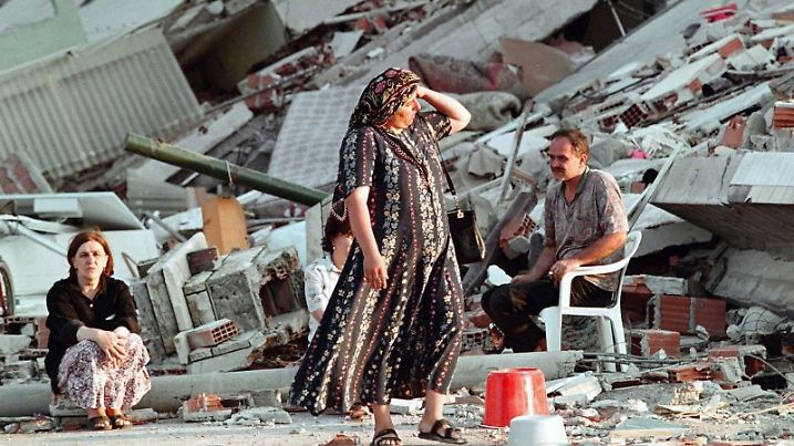 ARCHIV - Verzweifelt sitzen und stehen Bewohner in den Trümmern ihres Hauses in Adapazari (Archivfoto vom 17.08.1999). Die Stadt im türkischen Regierungsbezirk Sakarya erlebte am frühen Morgen des 17.08.1999 die schwersten Erdstöße seit Jahrzehnten. Das etwa 45 Sekunden lange Beben verwüstete die Stadt. Offiziell starben mehr als 15000 Menschen. Foto: Staton R. Winter (zu dpa-Korr. "Bei jeder Erschütterung kommt die Angst zurück" Wiederholung am 16.08.2009) +++(c) dpa - Bildfunk+++