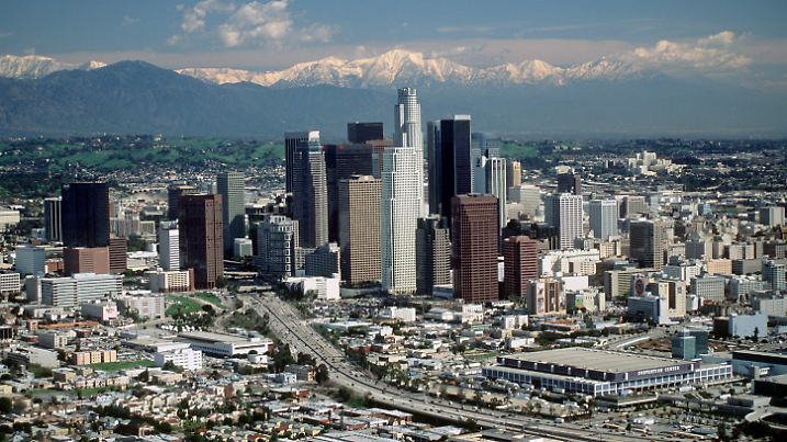 Blick auf die Skyline der kalifornischen Stadt Los Angeles vor den schneebedeckten Gipfeln der San Gabriel Mountains, aufgenommen im Jahr 1998.