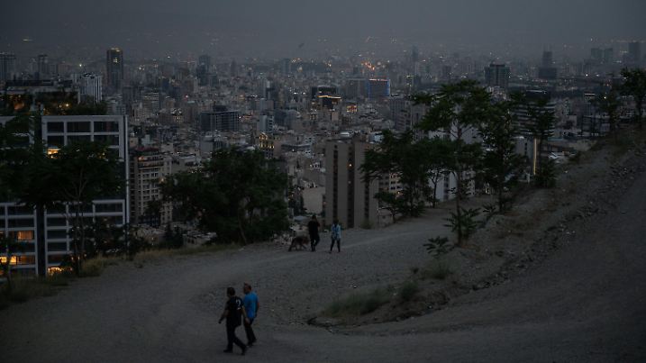 30.05.2023, Iran, Teheran: Nach Sonnenuntergang spazieren Leute einen Hang in der Millionenmetropole Teheran hinab. Foto: Arne Bänsch/dpa +++ dpa-Bildfunk +++