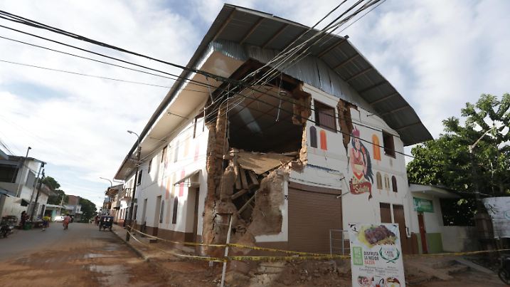 May 26, 2019 - Loreto, PERU - Un potente sismo de magnitud 8 sacudio la selva peruana a las 2:41 de esta madrugada, informo el Instituto Geofisico del Peru (IGP). El temblor tambien se sintio en Lima y en diversas regiones del Peru..De acuerdo con el IGP, el epicentro del sismo fue registrado a 70 km al sureste de Lagunas, en Alto Amazonas, Loreto, con una profundidad de 141 kilometros..El comercio recorrio las comunidades mas afectadas como lagunas, 6 de enero, progreso. pacasmayo, huatapi y santa cruz Loreto PERU *** May 26, 2019 Loreto, PERU A powerful earthquake of magnitude 8 shook the Peruvian jungle at 2 PUBLICATIONxINxGERxSUIxAUTxONLY - ZUMAp94_ 20190526_zaf_p94_012 Copyright: xElxComerciox