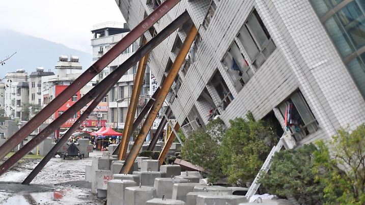 (180208) -- TAIPEI, Feb. 8, 2018 -- Photo taken on Feb. 8, 2018 shows the damaged Yun Men Tusi Ti building in Hualien, southeast China s Taiwan. Four tourists from the mainland had been confirmed dead as of Thursday morning after a magnitude-6.5 earthquake hit Taiwan s Hualien County. Rescuers said five other mainland tourists are still trapped in the damaged Yun Men Tusi Ti building, including four adults and one child. )(mcg) CHINA-HUALIEN-EARTHQUAKE-MAINLAND TOURISTS (CN) YuexYuewei PUBLICATIONxNOTxINxCHN