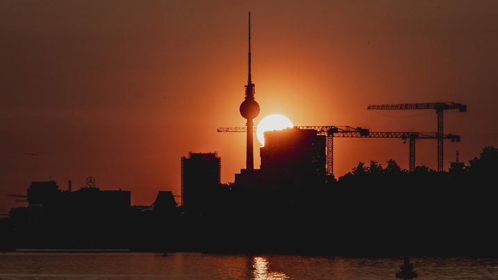 Der Fernsehturm zeichnet sich ab vor der untergehenden Sonne in Berlin, 04.06.2023. Berlin Deutschland *** The television tower stands out against the setting sun in Berlin, 04 06 2023 Berlin Germany Copyright: xFlorianxGaertner/photothek.dex