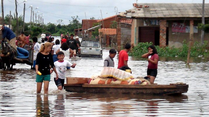 Residents walk Wednesday 21 February 2007 through the flooded streets of the city of Beni, Bolivia. More than 10.000 inhabitants of this city and nearby fluvial ports have left their homes to take refuge in schools before the most serious crisis caused by zone rivers overflooding. In eight of nine departments of Bolivia, more than 350.000 inhabitants suffer from floods, landslides, frosts and droughts because of the known climatic phenomenon like "El Nino". EPA/Prefectura del Beni EDITORIAL USE ONLY +++(c) dpa - Bildfunk+++