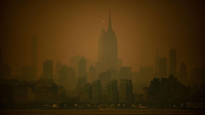 June 6, 2023, New York City, NY, New York, USA: NEW YORK New York City, NY, NEW YORK- June 6: An orange haze covers New York City as smoke from multiple fires in Canada moves south in New York City, New York, United States. New York City, NY USA - ZUMAp175 1030740883st Copyright: xMattxDaviesx
