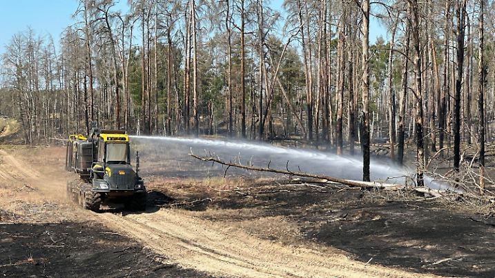 14.06.2023, Mecklenburg-Vorpommern, Lübtheen: Ein Löschfahrzeug ist im Waldbrandgebiet bei Lübtheen im Einsatz. Gute Nachrichten für die Einwohner der am Montag evakuierten Ortschaft Volzrade bei Lübtheen: Nach einer ruhigen Nacht in den Waldbrandgebieten in Südwestmecklenburg hat sich die Lage so weit stabilisiert, dass sie am Nachmittag in ihre Häuser zurückkehren können. Foto: Steven Hutchings/TNN/dpa +++ dpa-Bildfunk +++
