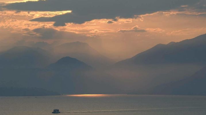 Gewitterstimmung, Sonnenuntergang Gardasee, Gewitterstimmung, Wolken, Gewitter, Sonnenuntergang Abendstimmung Gardasee, 18.12.2020, Copyright: xemerx Panthermedia29142230.jpg