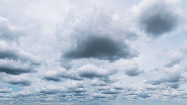 Creative Highlights World Stark bewölkter Himmel mit düsteren Schauerwolken *** Heavily cloudy sky with gloomy shower clouds Copyright: xwww.multimaps360.dex 20230129_skyparts_045 RECORD DATE NOT STATED