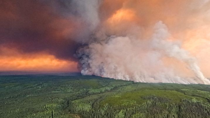 HANDOUT - 11.05.2023, Kanada, British Columbia: Die vom British Columbia Wildfire Service am 09.06.2023 zur Verfügung gestellte undatierte Luftaufnahme zeigt Waldbrände in der nordöstlichen Region von British Columbia. Foto: Uncredited/BC Wildfire Service/Xinhua/dpa - ACHTUNG: Nur zur redaktionellen Verwendung und nur mit vollständiger Nennung des vorstehenden Credits +++ dpa-Bildfunk +++