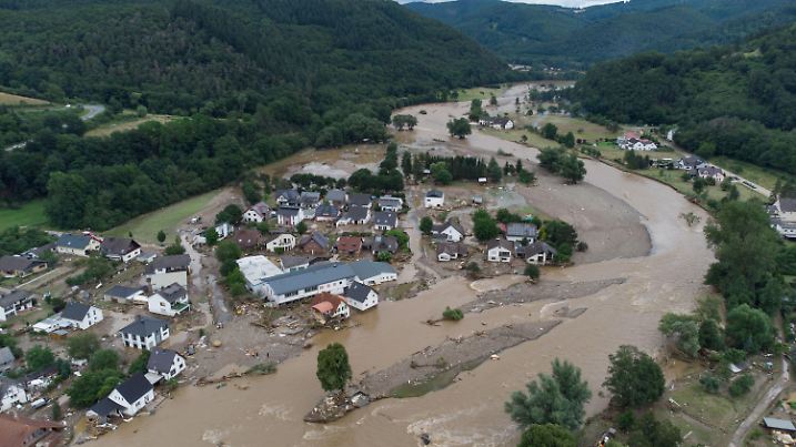 ARCHIV - 15.07.2021, Rheinland-Pfalz, Insul: Weitgehend überflutet ist das Dorf Insul in Rheinland-Pfalz nach massiven Regenfällen (Luftaufnahme mit Drohne). Starkregen, Hitze, Überflutungen: Mit dem Klimawandel nimmt Extremwetter zu. Architekten, der Städtetag und die Baubranche fordern nun, Städte und Infrastruktur gegen den Klimawandel zu rüsten. (zu dpa «Starkregen und Hitze - Städte müssen sich gegen Klimawandel rüsten») Foto: Boris Roessler/dpa +++ dpa-Bildfunk +++