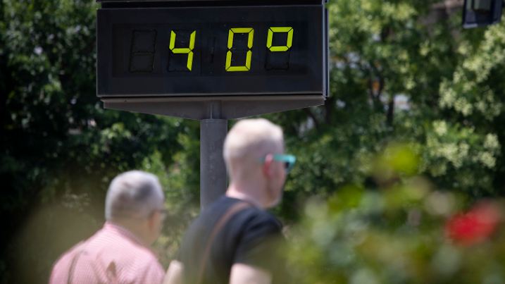 16.06.2023, Spanien, Sevilla: Ein Straßenthermometer in Sevilla zeigt 40 Grad an. Die staatliche meteorologische Agentur (Aemet) erwartet, dass am Freitag in mehreren Provinzen Andalusiens (Südspanien) gelbe Warnungen vor hohen Temperaturen ausgesprochen werden. Foto: María José López/EUROPA PRESS/dpa +++ dpa-Bildfunk +++