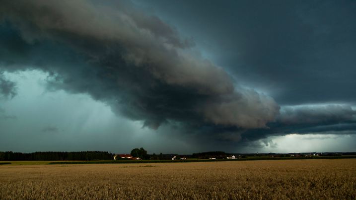 07.08.2021, Bayern, Altenmarkt: Ein Gewitter zieht über Altenmarkt. In Teilen Bayerns gab es am Samstag erneut heftige Schauer und Gewitter. Foto: Tobias Hartl/vifogra/dpa +++ dpa-Bildfunk +++