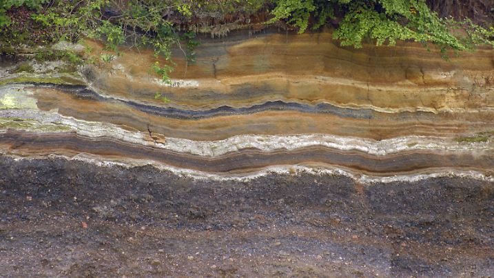 geologischer Aufschluss mit Lavaschichten, Deutschland, Rheinland-Pfalz, Naturpark Vulkaneifel, Rockeskyll | outcrop with layers of volcanic ashes, Germany, Rhineland-Palatinate, Naturpark Vulkaneifel, Rockeskyll