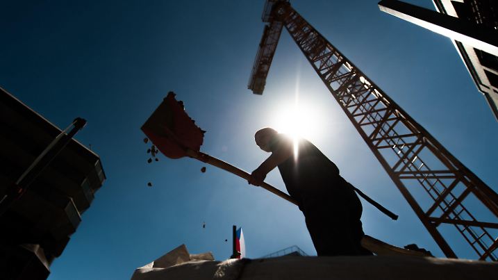 ARCHIV - 01.07.2015, Berlin: Ein Bauarbeiter arbeitet mit einer Schaufel. (zu dpa: «Straßenbauarbeiten bei Hitze im Norden früher») Foto: Florian Gaertner/dpa +++ dpa-Bildfunk +++