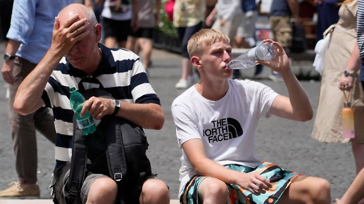 08.07.2023, Italien, Rom: Touristen erfrischen sich mit Wasser. Eine intensive Hitzewelle hat Italien erreicht und in vielen Städten des Landes Temperaturen von fast 40 Grad Celsius verursacht. Foto: Gregorio Borgia/AP/dpa +++ dpa-Bildfunk +++