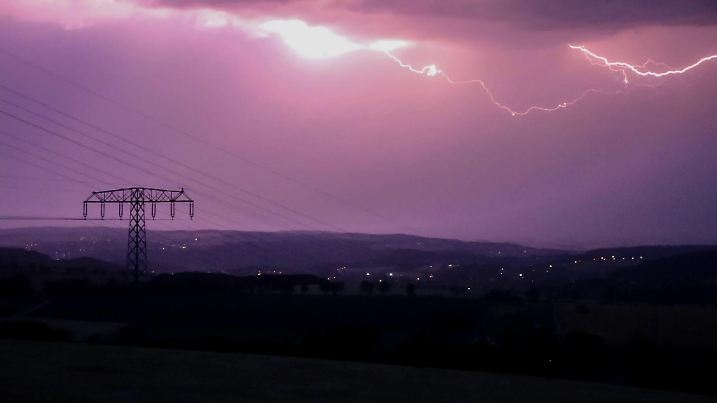 230716Blitzschlag News ID: EN 2023-07-16 Kräftige Gewitter beenden wärmsten Tag des Jahres Blitzschlag löst flächigen Feldbrand aus Zwönitz / Zwickau. Kräftige Gewitter haben vergangene Nacht den bislang wärmsten Tag in Süd -und Ostdeutschland beendet. Eine erste Gewitterfront zog am gestrigen Samstagabend gegen 21:30 Uhr über Zwickau in Richtung Leipzig. Auch wenn der Regen dabei nur schwach ausfiel, hatten es die Blitzentladungen in sich. Kilometerweit konnte man die Blitze in der Abenddämmerung beobachten. Vom sicheren Zwönitz aus, konnte der Kameramann eindrucksvolle Blitzentladungen aufnehmen. Ein Blitz schlug dabei in einem Feld nahe Zwickau-Niederplanitz an der Niederplanitzer Straße ein und entfachte einen ausgedehnten Feldb
