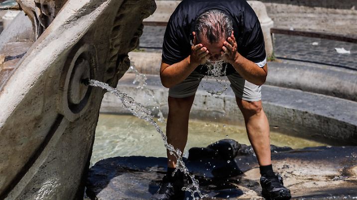 People seeking refreshment during the heat wave in Rome. Italy's health ministry has issued red alerts for sixteen cities across Italy as southern Europe continues to experience intense heat from a heatwave called Charon, named after the ferryman from Dante's Inferno. Rome, Italy, 18 July 2023//AGFEDITORIAL_FOT180723-37/Credit:Francesco Fotia/AGF/SIPA/2307190826