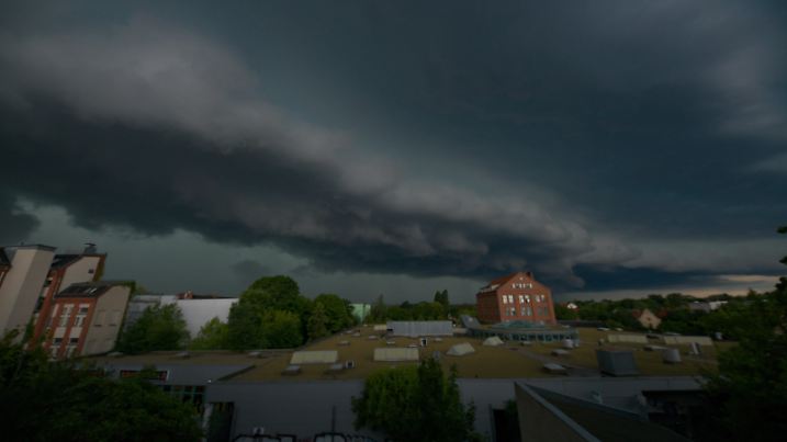 Unwetter in Berlin Ein Unwetter mit einer Superzelle zieht am 24. Juli 2023 über Berlin hinweg. Berlin Berlin Deutschland _JK11875 *** Thunderstorm in Berlin A thunderstorm with a supercell passes over Berlin Berlin Germany JK11875 on July 24, 2023.