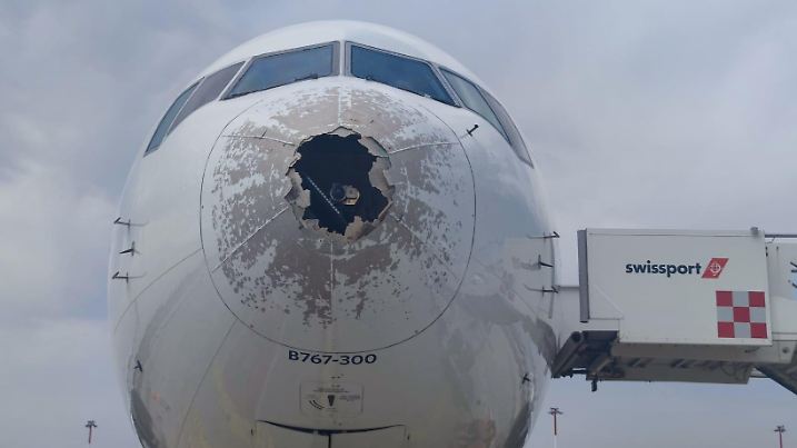 Hagel zertrümmert Flugzeug