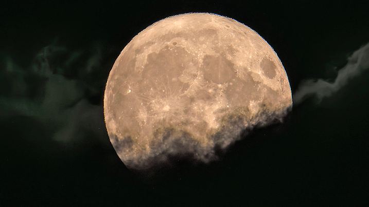 Supermond am Nachthimmel über München, 1. August 2023 Deutschland, München, 1. August 2023, Supermond am Münchner Nachthimmel um 23 Uhr, kurze Wolkenlücke, besonders heller Vollmond, riesig, groß, *** Supermoon in night sky over Munich, 1 August 2023 Germany, Munich, 1 August 2023, supermoon in Munich night sky at 11 pm, short cloud gap, especially bright full moon, huge, big,