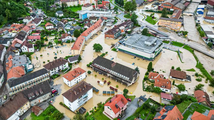 04.08.2023, Slowenien, Ravne na Koroskem: Blick auf ein überschwemmtes Gebiet in Ravne na Koroskem, rund 60 Kilometer nordöstlich von Ljubljana. Starke Regenfälle verursachten in Teilen Sloweniens Sturzfluten und Erdrutsche, die Straßen und Brücken blockierten, Gebäude überfluteten und Evakuierungen erzwangen. Foto: Gregor Ravnjak/AP/dpa +++ dpa-Bildfunk +++