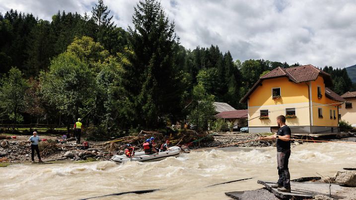 08.08.2023, Slowenien, Raduha: Die Bergwacht transportiert Menschen und ihr Hab und Gut vom abgeschnittenen gegenüberliegenden Ufer des Flusses Savinja, nachdem zwei Drittel des Landes vor Tagen von schweren Überschwemmungen betroffen waren. Die Aufräum- und Rettungsarbeiten nach den schweren Überschwemmungen in Slowenien sind im Gange. Einige Gebiete im Savinja-Tal sind immer noch vom Rest der Welt abgeschnitten. Die Schäden sind enorm. Am 09.08.2023 reist die Präsidentin der Europäischen Kommission, Von der Leyen, in die von den Überschwemmungen betroffenen Regionen. Foto: Luka Dakskobler/SOPA Images via ZUMA Press Wire/dpa +++ dpa-Bildfunk +++