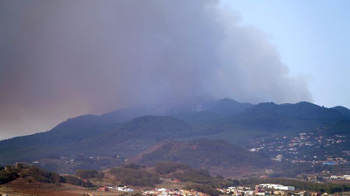 16.08.2023, Spanien, Teneriffa: Rauch steigt aus einem Waldbrand von San Cristobal de La Laguna aus gesehen. In der Nacht brach auf Teneriffa zwischen den Städten Candelaria und Arafo ein Waldbrand aus. Die Gemeinden Arrate, Chivisaye, Media Montaña und Ajafoña mußten evakuiert werden. Foto: Europa Press/EUROPA PRESS/dpa +++ dpa-Bildfunk +++