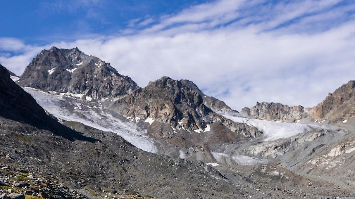 17.08.2023, Österreich, Galtür: Der einst massive Eiskörper des Tiroler Jamtalgletschers. Foto: Johann Groder/EXPA/APA/dpa +++ dpa-Bildfunk +++