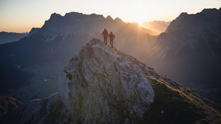 Bergsteiger erklimmen einen Gipfel, Tiroler Zugspitz Arena