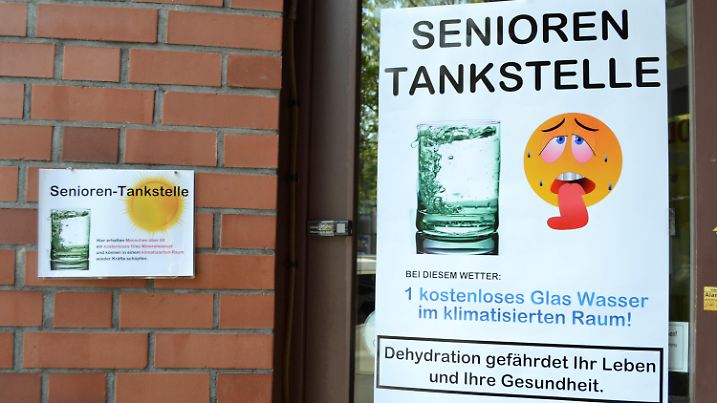 ACHTUNG: SPERRFRIST 10. JULI 17:00 UHR. - ARCHIV - 25.07.2019, Hessen, Wiesbaden: Mit einem Plakat an der Eingangstür seines Geschäfts lädt ein Geschäftsmann ältere Menschen ein, bei ihm ein Glas kostenloses Wasser zu trinken. Mit dem Hinweis auf seine «Seniorentankstelle» warnt er gleichzeitig: «Dehydration gefährdet Ihr Leben und Ihre Gesundheit». (zu dpa "Sommer 2022 brachte Europa mehr als 60 000 hitzebezogene Todesfälle") Foto: Andrea Löbbecke/dpa +++ dpa-Bildfunk +++