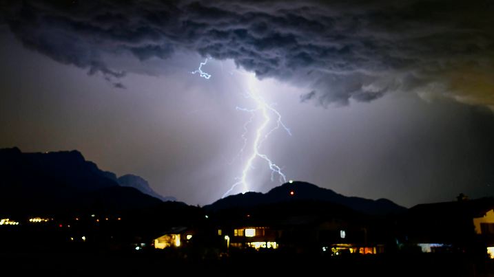 25.08.2023 Blitze Gewitter Unwetter Wolken während historische Fassaden in der Fußgängerzone in bunten Farben erstrahlen zur Veranstaltung Berchtesgaden leuchtet Berchtesgaden Bayern Deutschland *** 25 08 2023 lightning thunderstorm storm clouds while historic facades in the pedestrian zone shine in bright colors for the event Berchtesgaden leuchtet Berchtesgaden Bavaria Germany