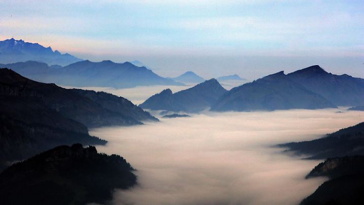 Aus dem Nebel ragen die Gipfel der Allgäuer Alpen am Freitag (12.10.2007) bei Oberstdorf (Schwaben). Am Samstag muss in Bayern laut Meteorologen mit Tiefdruckeinfluss gerechnet werden, bevor sich am Sonntag der "Goldene Oktober" zurückmeldet. Foto: Karl-Josef Hildenbrand dpa/lby +++(c) dpa - Bildfunk+++