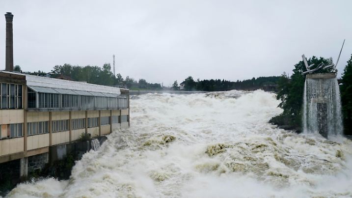 09.08.2023, Norwegen, Honefoss: Der Fluss Storelva überschwemmt das Hoenefoss Center. Die extremwetterbedingten Überschwemmungen im Süden von Norwegen haben zu zahlreichen Erdrutschen und zur Evakuierung von Hunderten Menschen geführt. Foto: Annika Byrde/NTB Scanpix/AP/dpa +++ dpa-Bildfunk +++