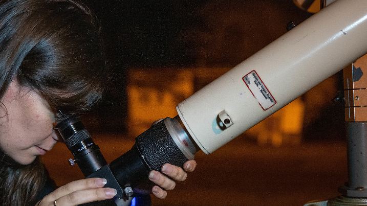 10.08.2023, Sachsen-Anhalt, Halle (Saale): Angelique Schuchardt von der Astronomischen Station Johannes Kepler in Halle/Saale richtet ein Teleskop in den Sternenhimmel. Alle Jahre wieder sind die Sternschnuppen der Perseiden am Himmel zu sehen und mit bloßem Auge zu beobachten. Die Sternschnuppen sind noch bis Ende August zu sehen, der Höhepunkt wird in der Nacht von Samstag auf Sonntag erwartet. Die Perseiden sind eine Wolke von Trümmerteilchen des Kometen 109P/Swift-Tuttle, in die die Erde jedes Jahr auf ihrer Umlaufbahn um die Sonne eintaucht. Das Planetarium in Halle-Kanena bietet für Interessierte ein gemeinsames Beobachten an. Freitag (11.08.2023), Montag und Dienstag jeweils von 21.00 Uhr bis 1.00 Uhr nachts. Foto: Hendrik Schmidt/dpa +++ dpa-Bildfunk +++